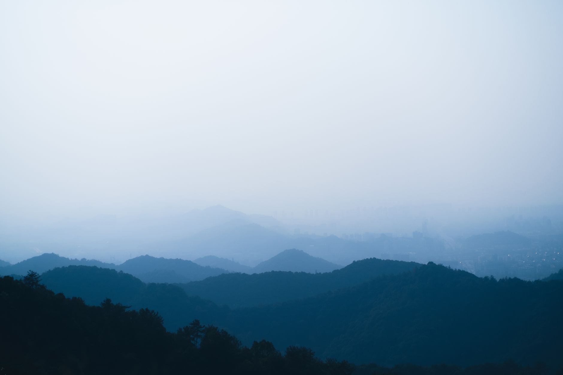 工业托盘与仓储箱的材质对比：HDPE与PP在仓储场景中的性能差异分析